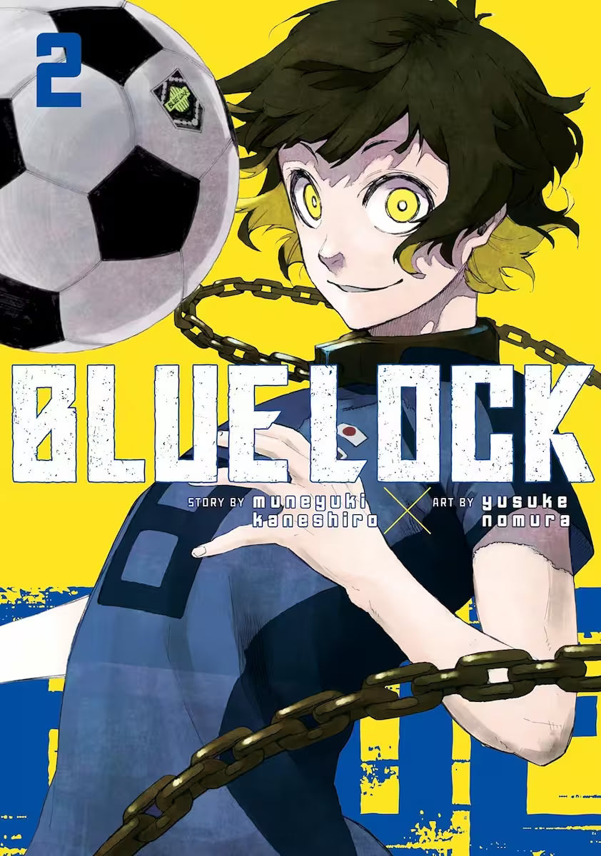 Manga forside til ‘Blue Lock’ bind 2, der viser en smilende spiller med gule øjne og mørkt hår, stående tæt ved en fodbold mod en stærkt gul baggrund.