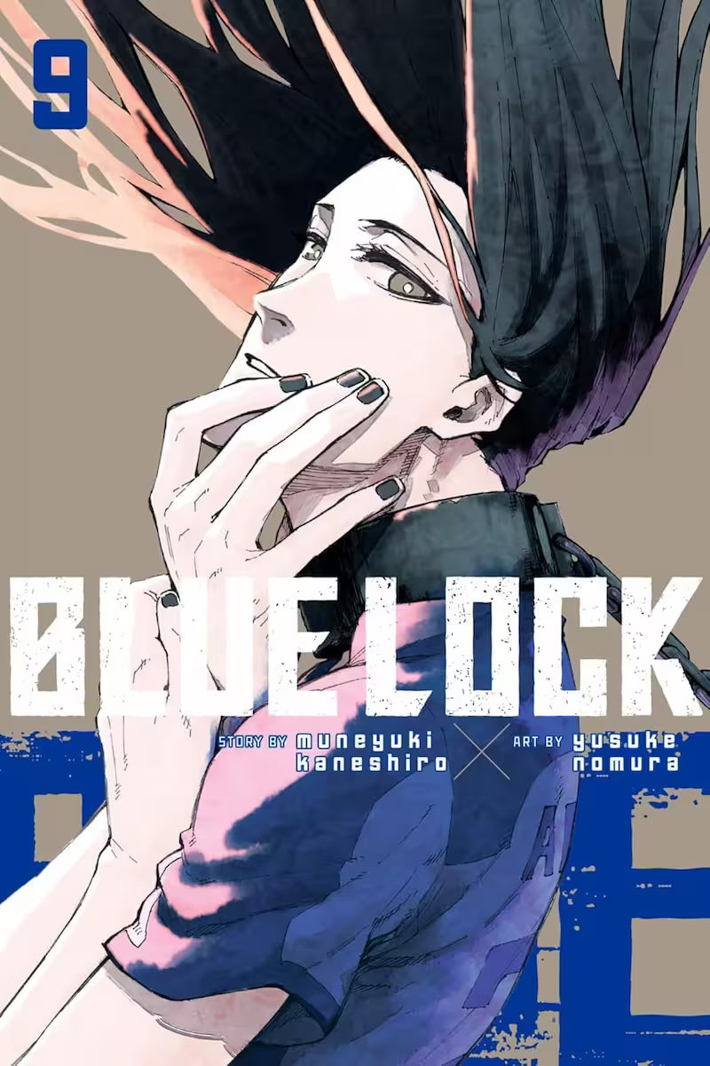 Manga forside til ‘Blue Lock’ bind 9, der viser en spiller med langt mørkt hår og neutrale øjne, der rækker hånden op mod ansigtet mod en beige baggrund.