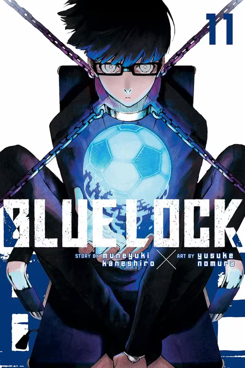 Manga forside til ‘Blue Lock’ bind 11, der viser en spiller med briller og mørkt hår, som holder en lysende, digital fodbold foran brystet, mens tunge kæder hænger omkring skuldrene mod en hvid baggrund.