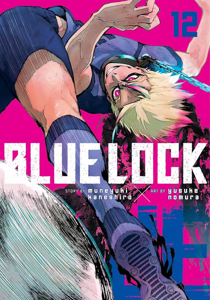 Image of Manga forside til ‘Blue Lock’ bind 12, der viser en spiller med lyst hår og pink øjne, fanget midt i et akrobatisk spark, vendt på hovedet mod en stærkt pink baggrund.