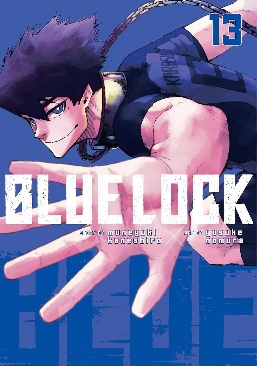 Manga forside til ‘Blue Lock’ bind 13, der viser en spiller med mørkt hår, der smiler selvsikkert og rækker hånden frem mod en klar blå baggrund.