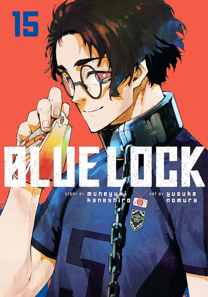 Manga forside til ‘Blue Lock’ bind 15, der viser en smilende spiller med runde briller og mørkt hår, som holder solbriller op foran en klar orange baggrund.