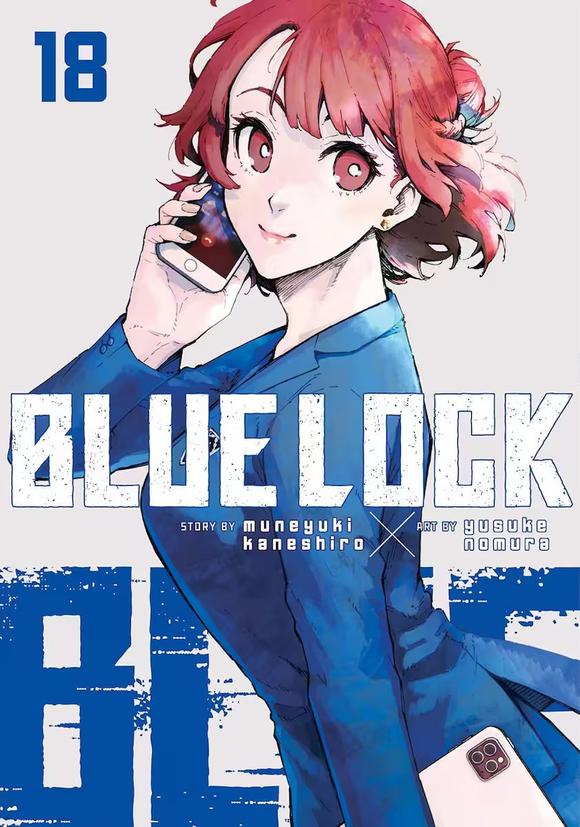 Manga forside til ‘Blue Lock’ bind 18, der viser en kvinde med kort, rødt hår og blå dragt, der holder en telefon til øret foran en lys grå baggrund.