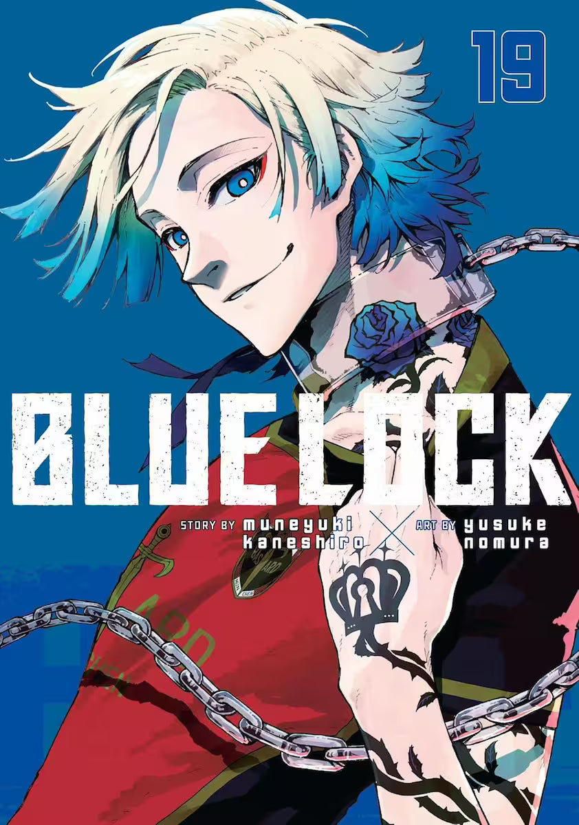 Manga forside til ‘Blue Lock’ bind 19, der viser en smilende spiller med lyst og blåtonet hår, iført rød trøje, tatoveret og lænket om halsen mod en dyb blå baggrund.