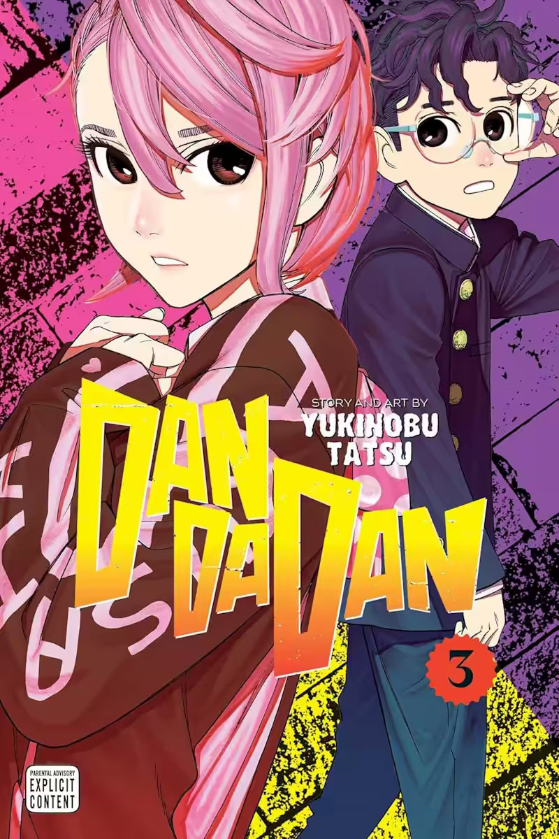 Manga forside til ‘Dandadan’ bind 3, der viser en ung kvinde med kort, pink hår i fokus, mens en ung mand med briller og mørk uniform står bag hende mod en skarp pink og lilla baggrund.