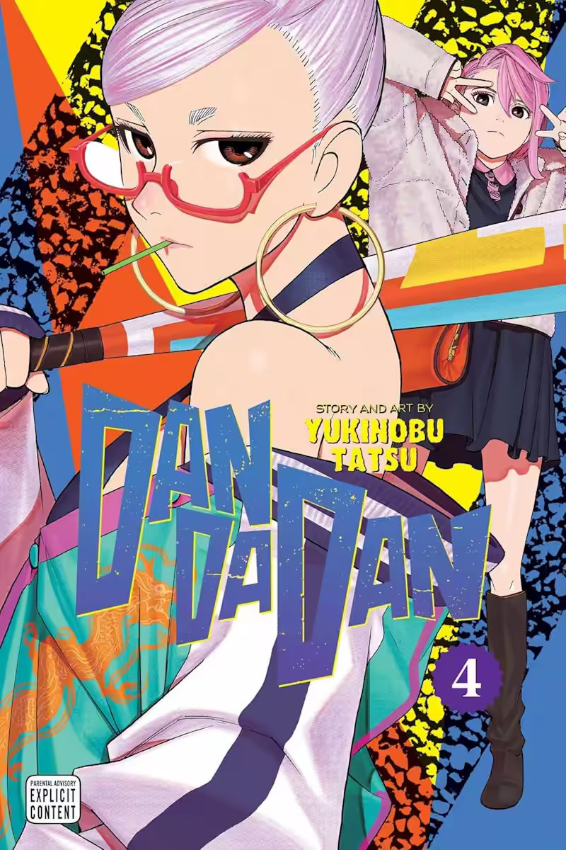 Manga forside til ‘Dandadan’ bind 4, der viser en person med lyslilla hår, røde briller og store øreringe stående i forgrunden med et baseball bat, mens en anden ung kvinde med pink hår laver en håndbevægelse bagved mod en dynamisk, flerfarvet baggrund.