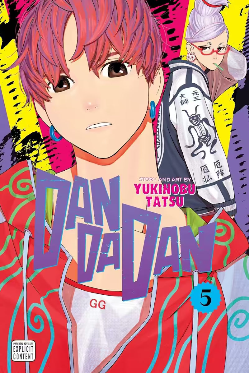 Manga forside til ‘Dandadan’ bind 5, der viser en person med rødlilla hår og blå øreringe tæt på, mens en anden person med opsat hår og røde briller står bag dem iført en jakke med et illustreret rygmotiv.