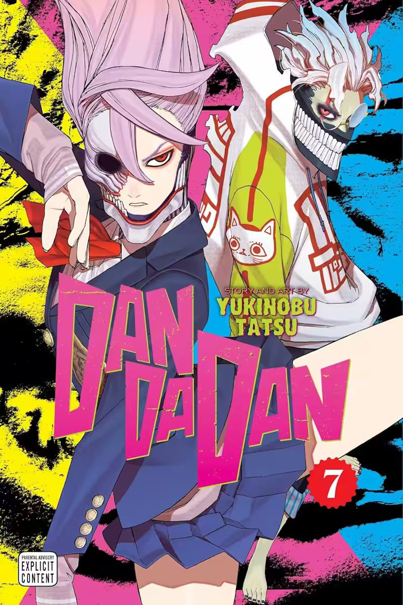 Manga forside til ‘Dandadan’ bind 7, der viser en person med langt pink hår og en halv kraniemasket side af ansigtet i kampstilling, mens en anden person med spidst hår og tandrække-motiv på tøjet står bagved mod en kraftig pink og gul baggrund.