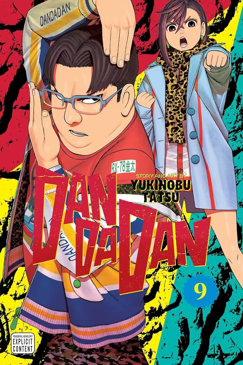 Manga forside til ‘Dandadan’ bind 9, der viser en person med briller i en dynamisk positur forrest, mens en anden person i langt tøj og leopardmønster står bagved mod en rød og blå baggrund.