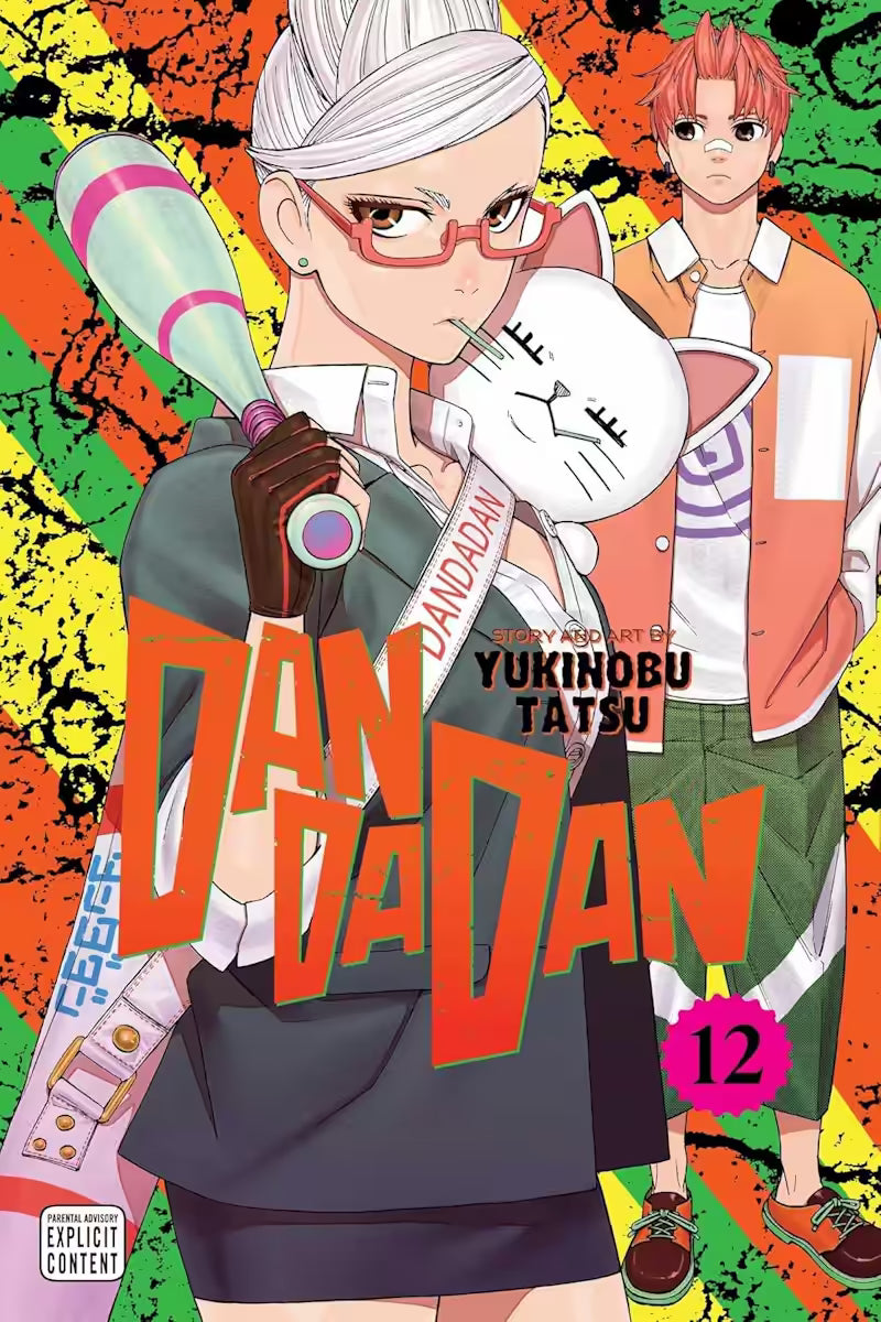 Manga forside til ‘Dandadan’ bind 12, der viser en kvinde med hvidt hår, briller og baseballbat, mens en rødhåret ung mand står bag hende mod en spraglet, baggrund.