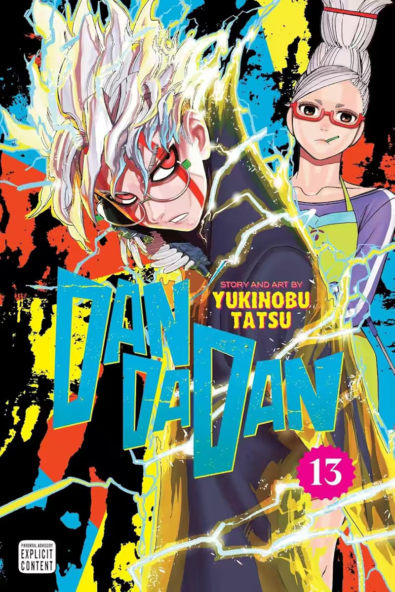 Manga forside til ‘Dandadan’ bind 13, der viser en person med vildt, elektrisk hår og ansigtsmarkeringer, mens en kvinde med briller står bag ham mod en flerfarvet, baggrund.