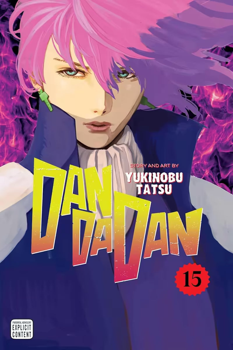Manga forside til ‘Dandadan’ bind 15, der viser en person med pink hår og skarpe ansigtstræk i dramatisk belysning, omgivet af lilla flammer mod en mørk baggrund.