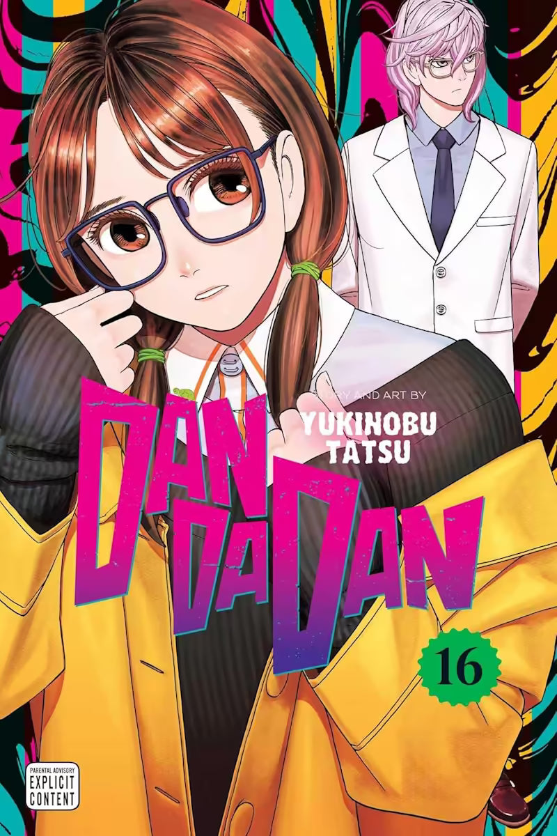 Manga forside til ‘Dandadan’ bind 16, der viser en ung kvinde med briller i en gul jakke, mens en pinkhåret mand i hvidt jakkesæt står bag hende mod en livlig, abstrakt baggrund.
