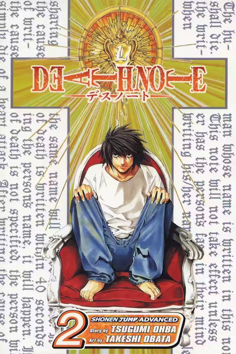Manga-forside til ‘Death Note’ bind 2, der viser L siddende sammenkrøbet i en rød stol med intense øjne, omgivet af et lyst, næsten sakralt gyldent motiv, der stråler ned bag ham.