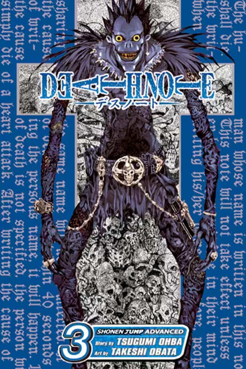 Manga-forside til ‘Death Note’ bind 3, der viser Ryuk i fuld figur over et hav af kranier, omgivet af mørkeblå og sølvfarvede tekstmønstre.