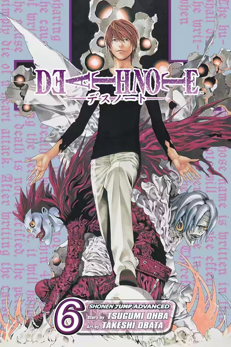 Image of Manga-forside til ‘Death Note’ bind 6, der viser Light Yagami med armene ud til siden foran en brudt væg af huller og skarpe lysglimt, mens Ryuk og Rem ses foldet ind i den mørkerøde baggrund under ham.