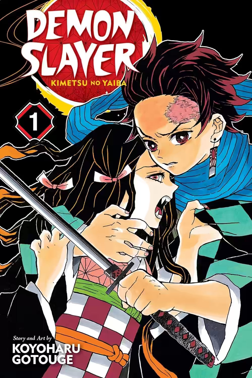 Manga-forside til ‘Demon Slayer’ bind 1, der viser Tanjiro Kamado, som beskytter Nezuko Kamado med hævet nichirin-klinge, mens Nezuko knurrer fremad i demonform mod en mørk baggrund.