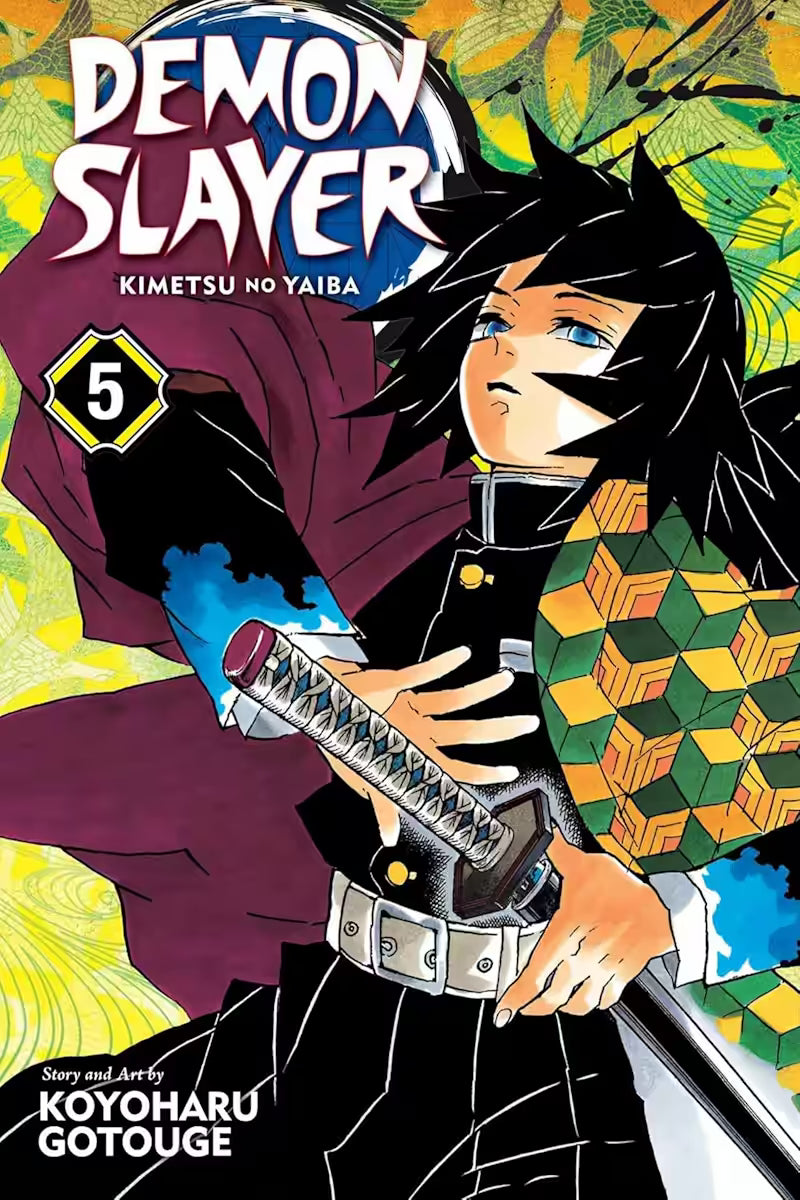 Manga-forside til ‘Demon Slayer’ bind 5, der viser Giyu Tomioka stående roligt med hånden på sin nichirin-klinge, omgivet af et bladmønstret baggrundstapet.