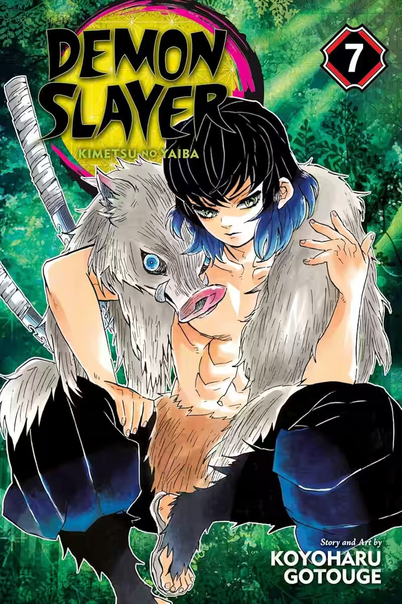 Image of Manga-forside til ‘Demon Slayer’ bind 7, der viser Inosuke Hashibira uden maske, siddende med intense grønne øjne og med sin karakteristiske pels over skuldrene.