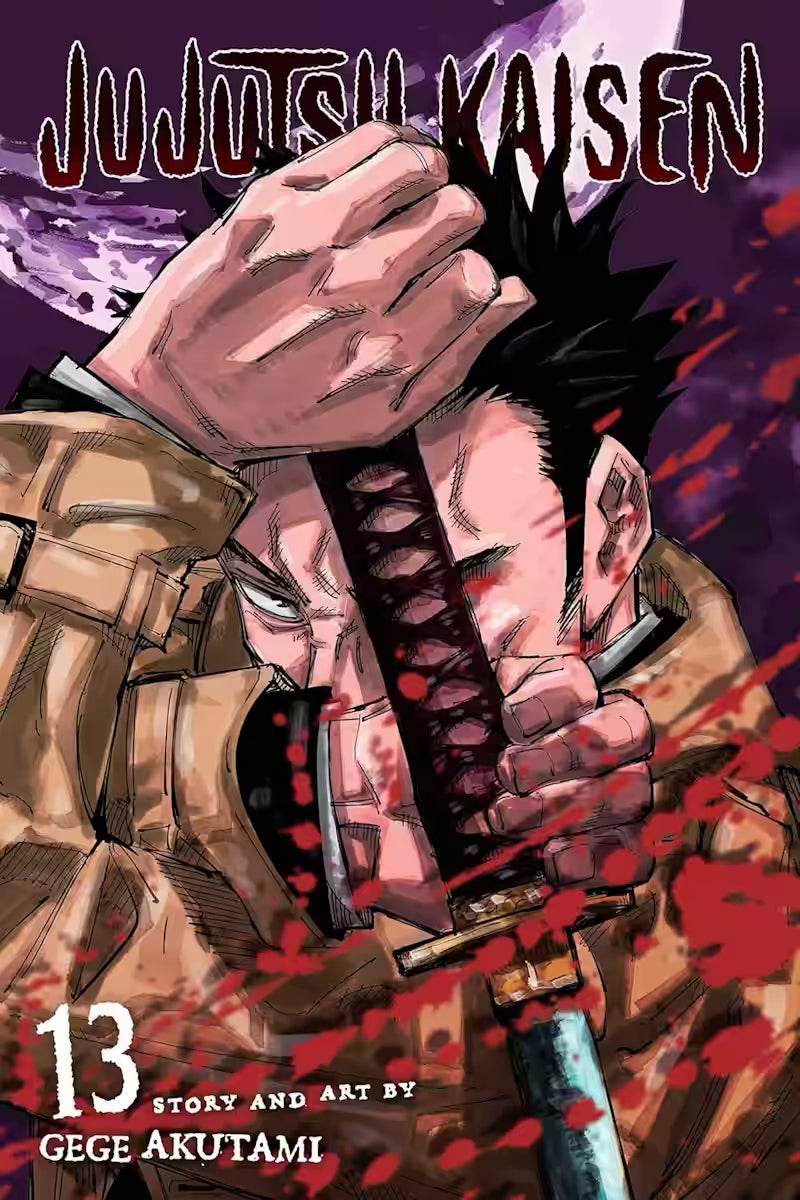 Manga forside til ‘Jujutsu Kaisen’ bind 13, der viser en person i frakke, som løfter et blodigt sværd tæt mod ansigtet, mens røde stænk fylder baggrunden.