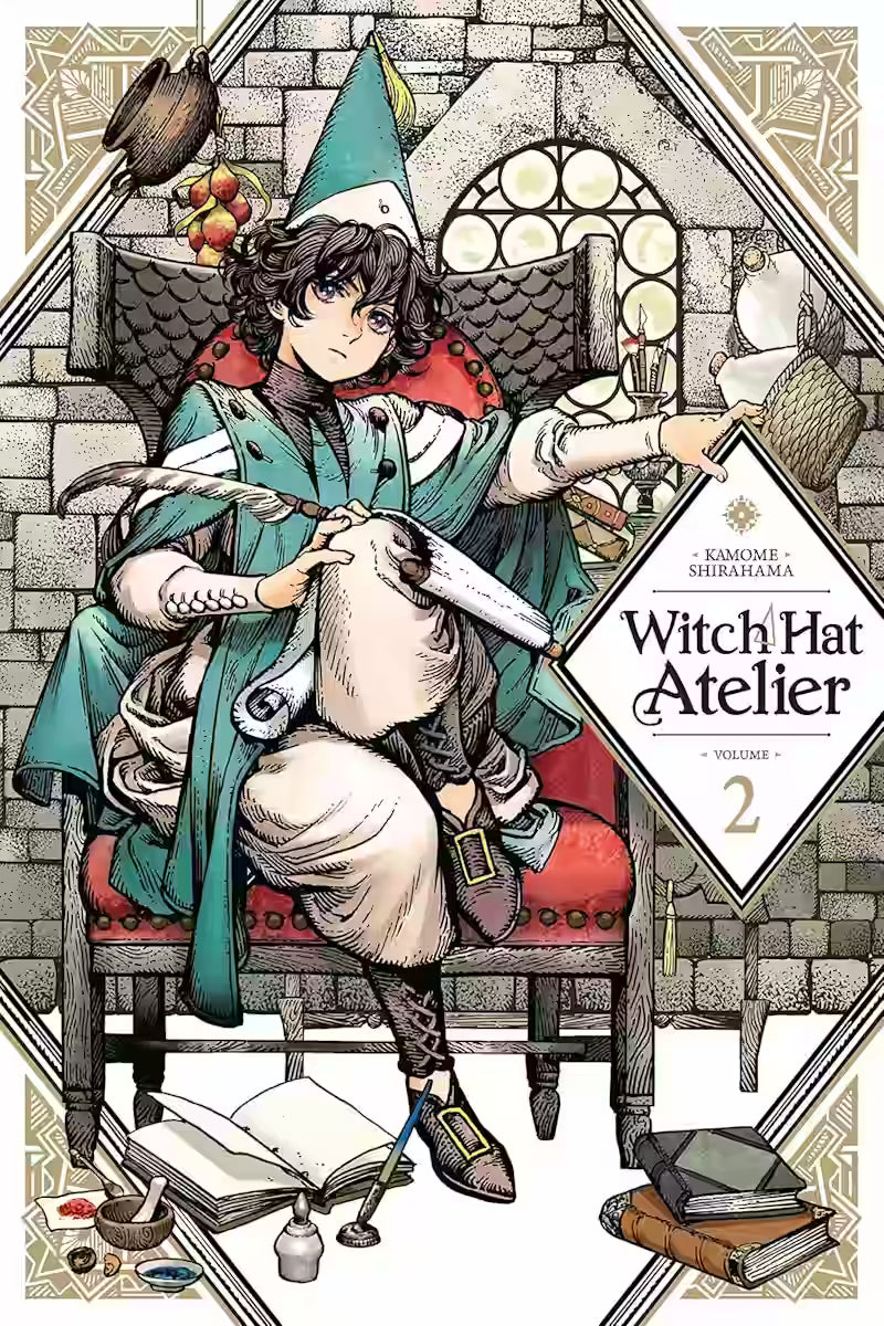 Manga-forside til ‘Witch Hat Atelier’ bind 2, der viser Agott siddende i en stor stol med pergament og pen, omgivet af bøger, glas og magiske redskaber i et detaljerigt atelier.