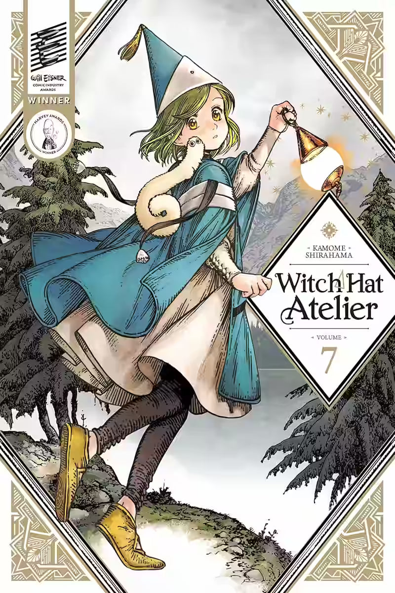 Image of Manga-forside til ‘Witch Hat Atelier’ bind 7, der viser Coco i turkis kappe holde en lysende lanterne, mens hendes lille Brushbuddy snor sig omkring hendes skuldre.