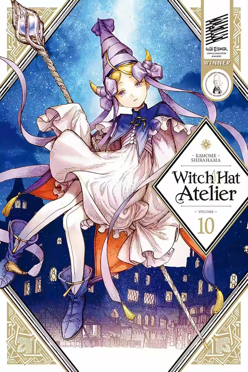 Image of Manga-forside til ‘Witch Hat Atelier’ bind 10, der viser Ininia i en lys lilla kjole og høj hat, svævende elegant med staven i hånden, mens nattehimlen glimter bag hende.