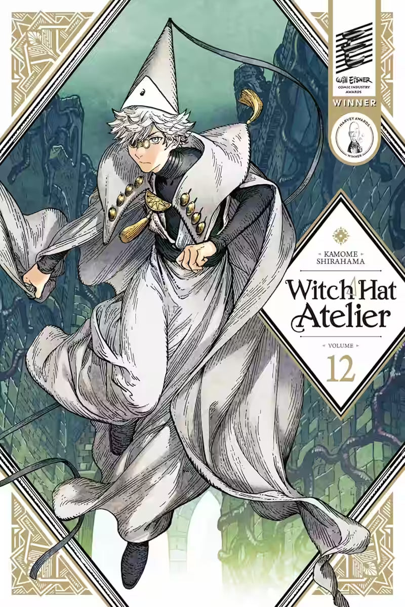 Image of Manga-forside til ‘Witch Hat Atelier’ bind 12, der viser Qifrey i en flydende, hvid kappe midt i et dramatisk spring gennem en høj, mørk stenkorridor.