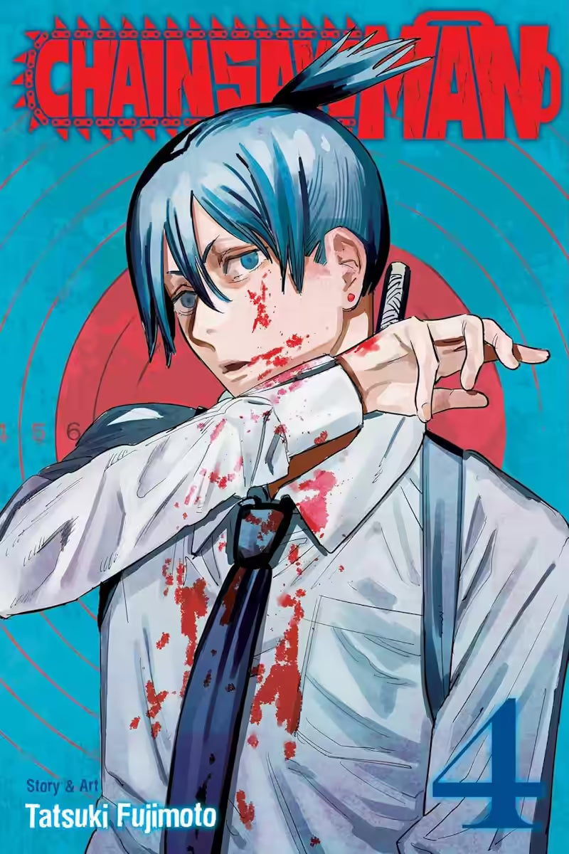 Manga-forside til ‘Chainsaw Man’ bind 4, hvor Aki står blodpletteret og med sværdet klar, mens en blå, cirkulær baggrund skaber et målskive-lignende mønster bag ham.