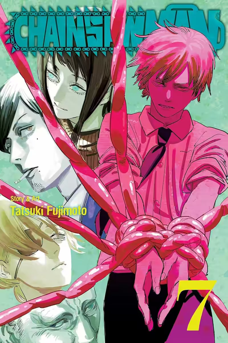 Manga-forside til ‘Chainsaw Man’ bind 7, hvor Denji står med hænderne bundet i tykke, lyserøde tentakler, mens flere figurer ses i gråtoner bag ham mod en grønlig, sløret baggrund.