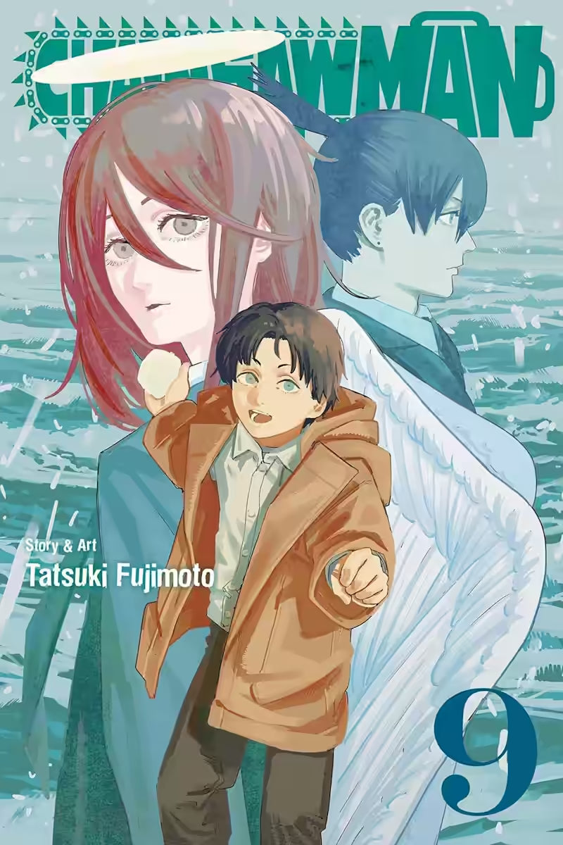 Manga-forside til ‘Chainsaw Man’ bind 9, hvor et barn i brunt overtøj rækker hånden frem, mens store figurer af Makima og Aki ses bag ham i afdæmpede blå og røde toner foran et stormfuldt havmotiv.