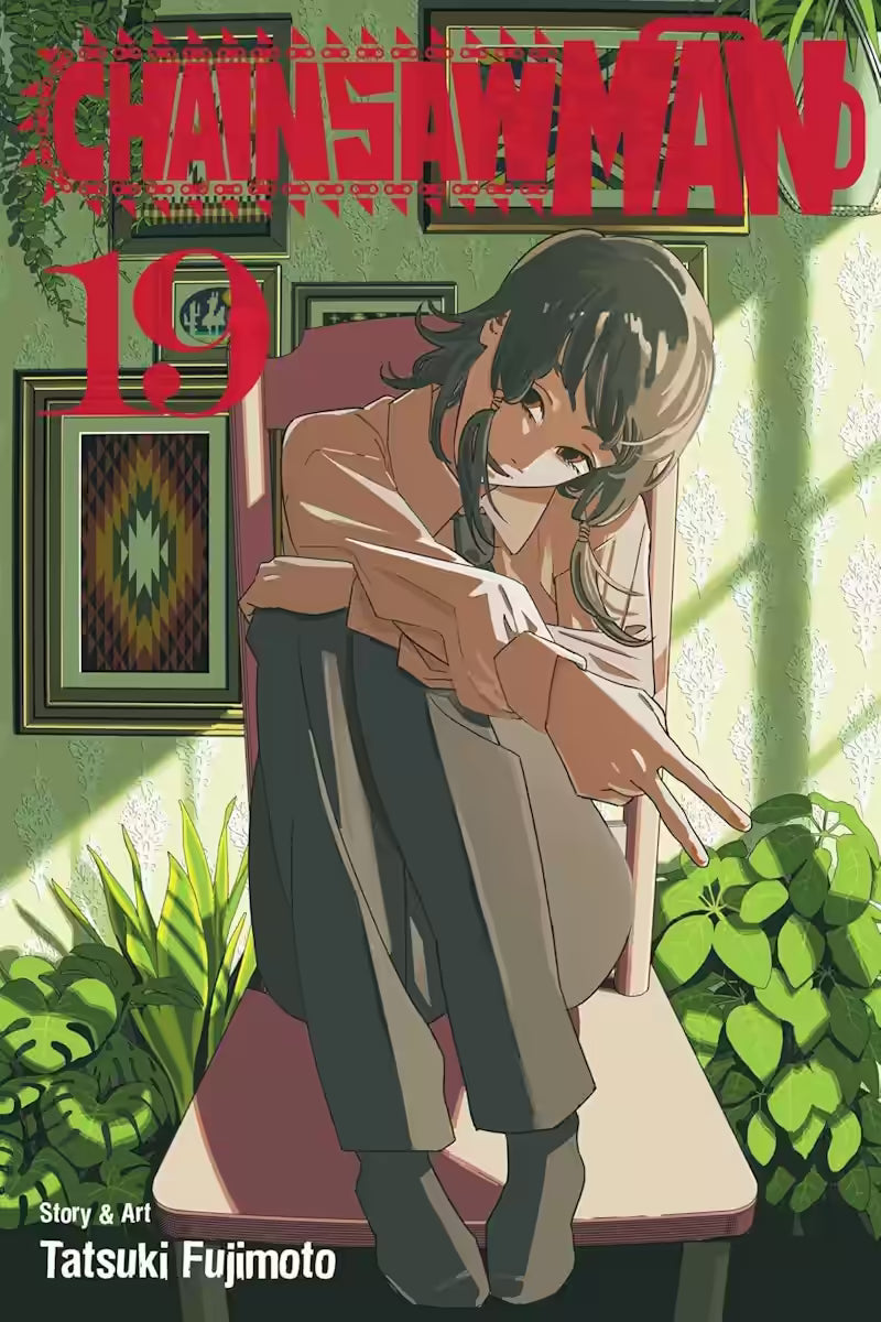 Manga-forside til ‘Chainsaw Man’ bind 19, der viser Asa Mitaka i en stol ved et solbelyst vindue, omgivet af planter og billedrammer, med kroppen trukket sammen i en tænksom positur.