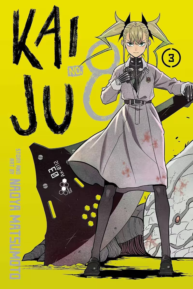 Manga-forside af Kaiju No. 8 bind 3, hvor Kikoru Shinomiya står med bestemte øjne og et massivt våben plantet i jorden bag sig. Den klare gule baggrund giver et energisk og intenst udtryk.