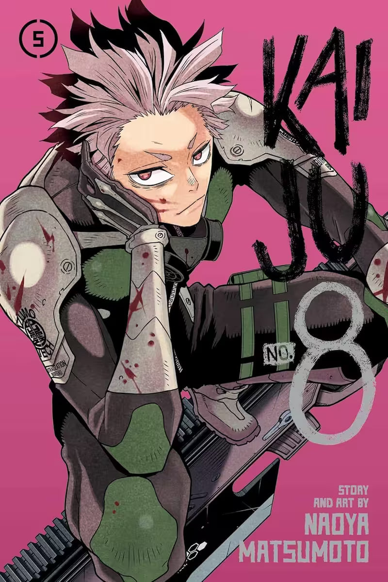 Manga-forside af Kaiju No. 8 bind 5, der viser Vice-Captain Hoshina siddende afslappet i sin kampdragt, dækket af slid og blodstænk. Den lyserøde baggrund giver et skarpt visuelt modspil til hans kølige udtryk.