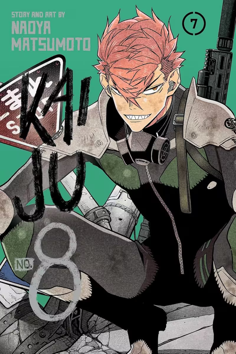 Manga-forside af Kaiju No. 8 bind 7, hvor Gen Narumi sidder fremoverbøjet i sin mørke kampdragt med et selvsikkert smil. En grøn baggrund kontrasterer det rå, beskadigede udstyr og de blodige detaljer.