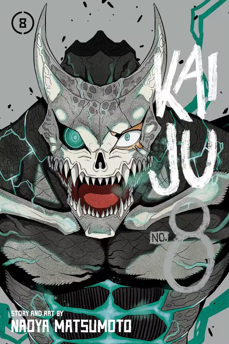 Manga-forside af Kaiju No. 8 bind 8 med Kafka Hibino i Kaiju form, tæt på ansigtet med skarpe tænder og glødende øje. Den grå baggrund og blålige energiårer giver billedet en dramatisk, truende stemning.