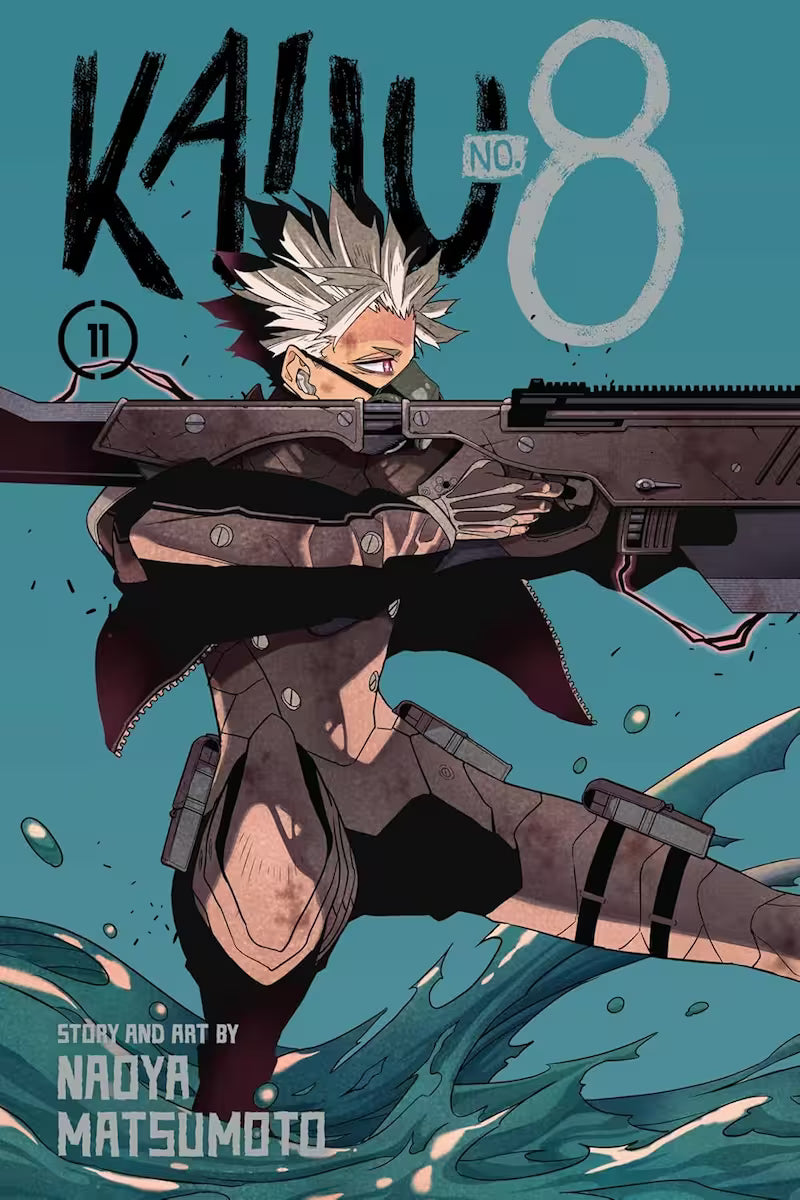 Manga forside til ‘Kaiju No. 8’ bind 11, der viser Soshiro Hoshina i kampstilling med et langt gevær, mens vand sprøjter op omkring ham mod en blå baggrund.