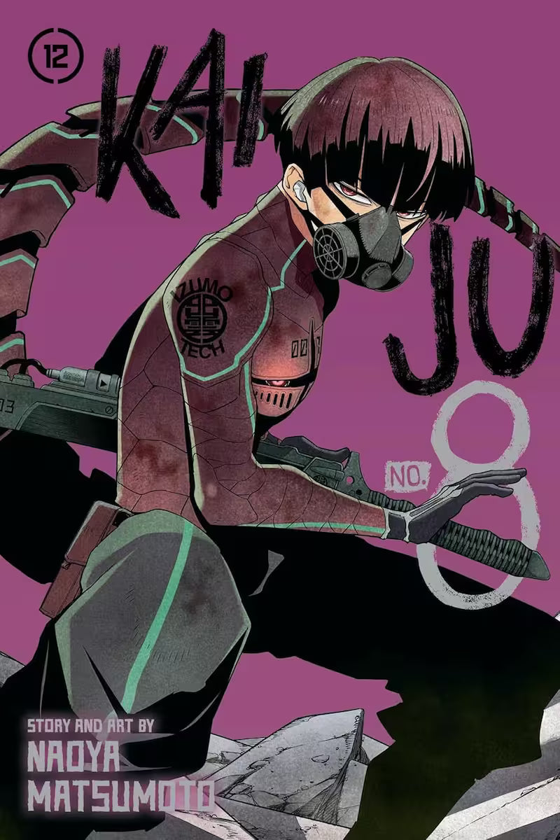 Manga forside til ‘Kaiju No. 8’ bind 12, der viser en person i mørk kampdragt og maske, knælende med et langt våben foran sig mod en dyb lilla baggrund.