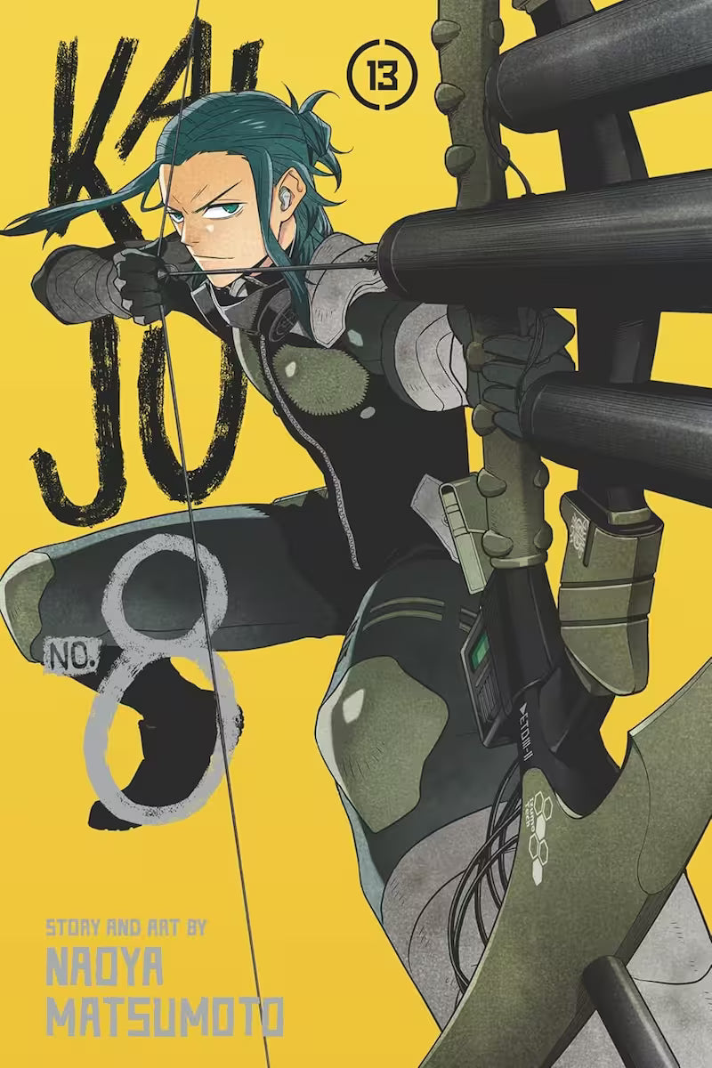 Manga forside til ‘Kaiju No. 8’ bind 13, der viser en person med blågrønt hår, som spænder buen i et dynamisk skud, på en baggrund i gule toner.