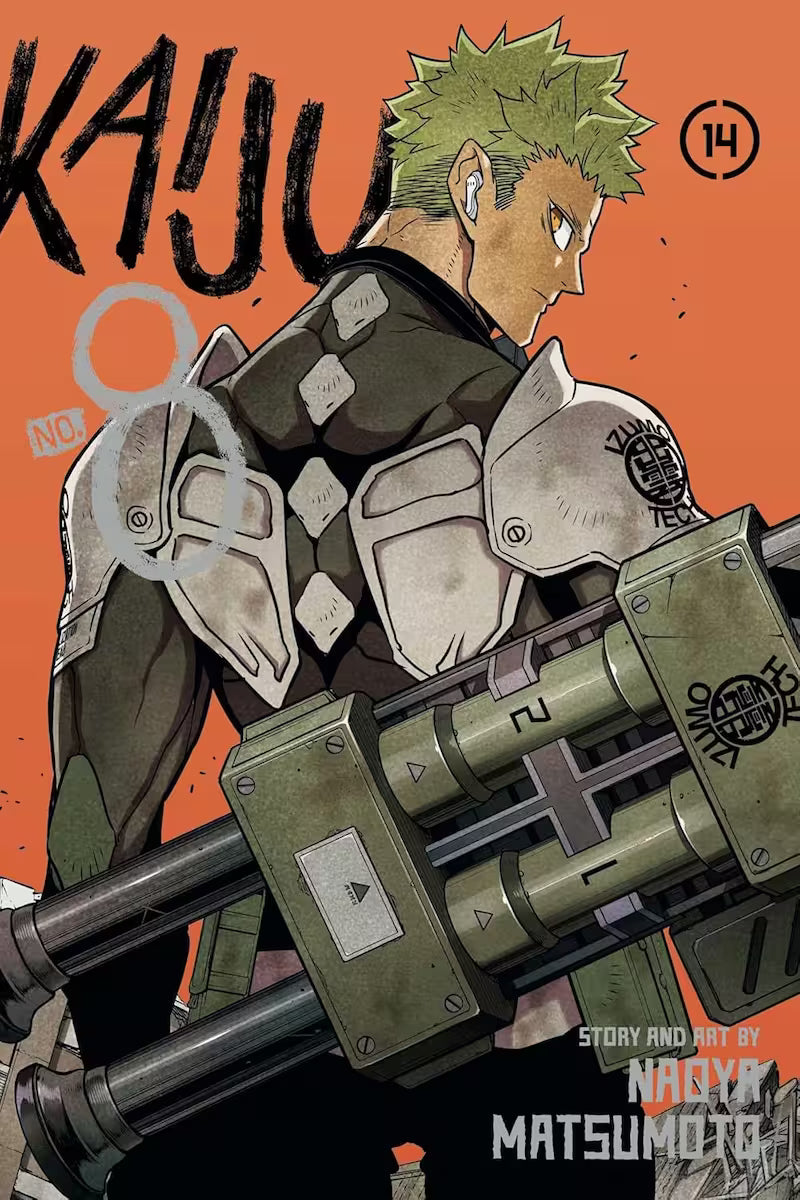 Image of Manga forside til ‘Kaiju No. 8’ bind 14, der viser Kikoru Shinomiya set bagfra, iført kampdragt og bærende et tungt multi-rørs våbensystem over skulderen mod en orange baggrund.